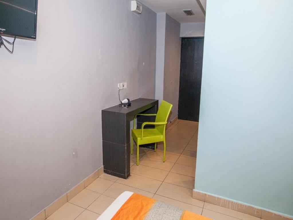 Oyo Rooms Center Point Mall Kota Kinabalu Exterior foto